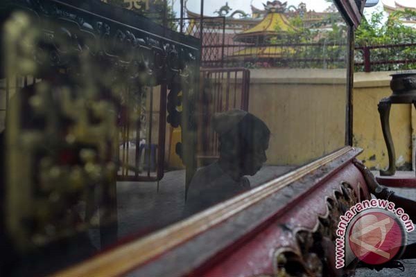 Ribuan warga Tionghoa rayakan Imlek di kelenteng tertua