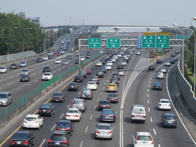 Hari Kedua Tahun Baru Imlek  3 Juta Kendaraan Memadati Jalan