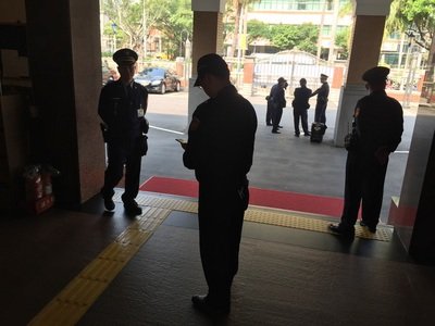 Ormas Adakan Aksi Keliling Gedung Yuan Legislatif Peringati Insiden 318