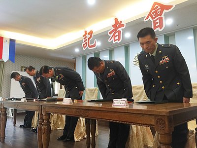 Berpose di Apache  Lee Chien Rung Dilarang Keluar Taiwan