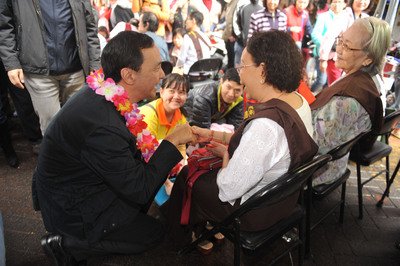 Festival air Songkran dengan ramai berlangsung di Kota Taipei Baru ditengah krisis kekurangan air