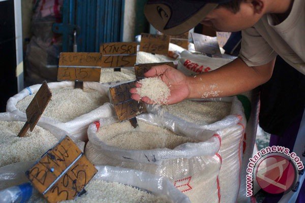 Beras plastik membuat warga beralih ke beras lokal