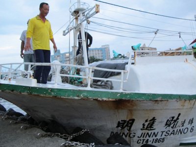Kapal Ikan Taiwan Diperiksa Petugas Kelautan Filipina