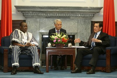 Pertemuan Dengan Pemimpin Transisi Burkina Faso, Presiden Ma: Hubungan Kedua Negara Terjalin Stabil