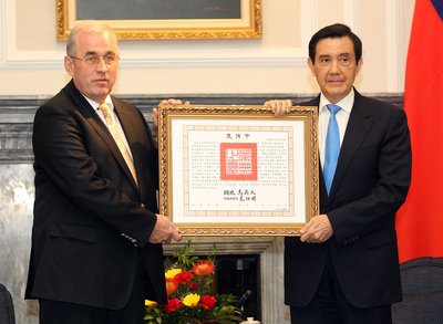 Presiden Ma Ying-jeou Teteskan Air Mata Saat Sambutan Tentang Sukarelawan Asing Pasca Perang