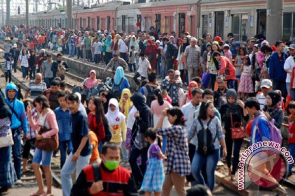 Emil Salim kritisi program kereta cepat