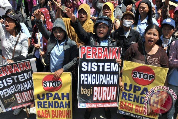 Ratusan Buruh Berunjuk Rasa Di Cilacap