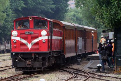 Akibat taifun Dujuan, kereta api Alishan paling jauh hanya bisa sampai stasiun Fenchihu