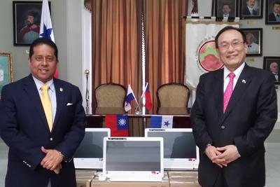 Komputer dari Taiwan untuk Sekolah di Panama