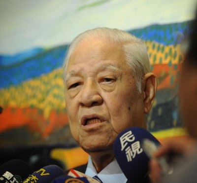 Mantan Presiden Lee Teng-hui mengalami stroke ringan