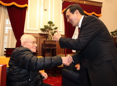 Presiden Ma Ying-jeou menganugerahi 12 klerus asing dengan medali kehormatan