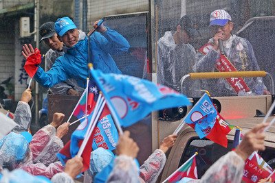 Para capres meneruskan kampanye pemilu meski cuaca kurang baik