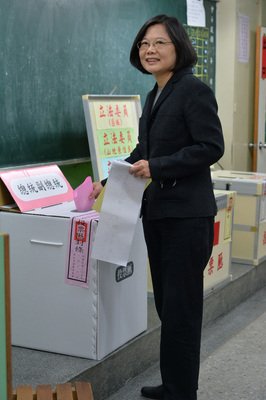 Tsai Ing Wen Memantau Pembukaan Surat Suara