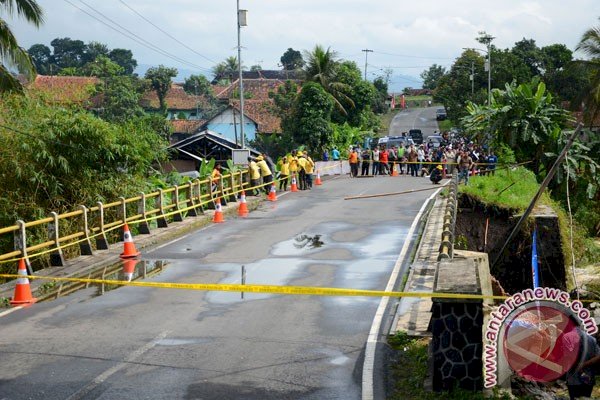 Jalur Trans Utara Flores belum normal