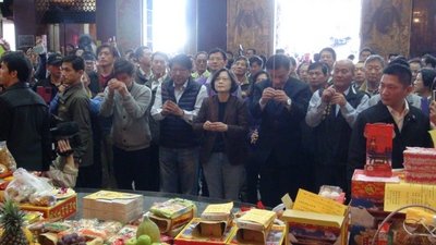 (Gempa Meinong) Tsai Ing-wen Mudik dan Berdoa untuk Korban Gempa