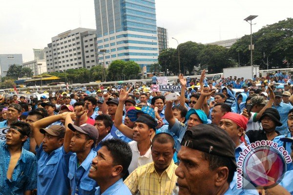 Massa supir taksi konvensional demonstrasi di depan Kantor Kominfo