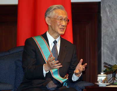 Presiden Ma Semat Tanda Kehormatan Bintang Kepada Chen Lu-An