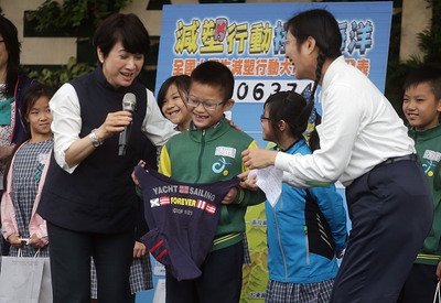 Pelajar Taiwan mengurangi penggunaan 200.000 buah kantong plastik