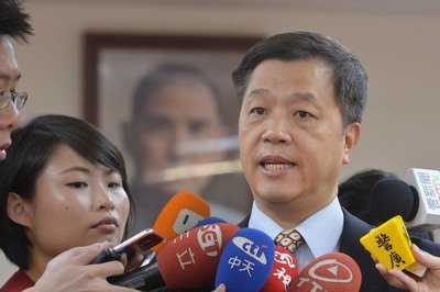 Kementrian Tenaga Kerja setuju mencabut peraturan mengharuskan TKA keluar negeri satu hari sebelum meneruskan kontrak kerja