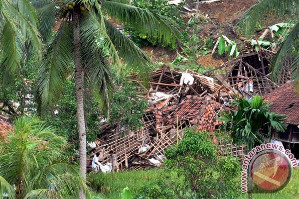 Tanah di Tasikmalaya bergerak, rumah warga miring, kaca pecah