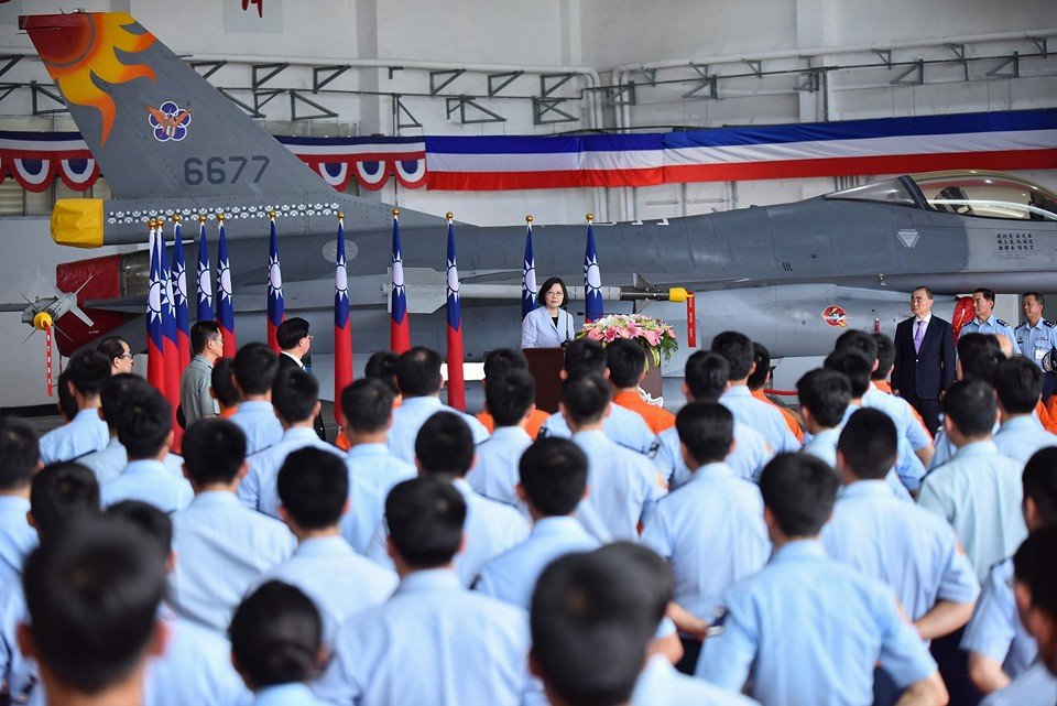 Presiden Tsai mengadakan inspeksi militer pertama, berjanji akan menunaikan tiga komitmen