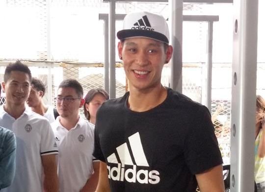 Jeremy Lin Tiba di Taiwan  Selfie Bersama Fans