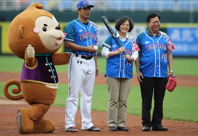 Tsai Ing-wen Pitcher Pembuka Bisbol Profesional