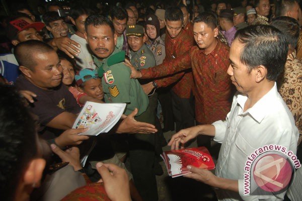 Jamaah Masjid Raya berebut salaman dengan Presiden