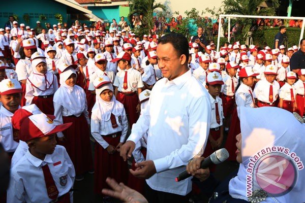 Mendikbud: ayah banyak mengantar anaknya ke sekolah