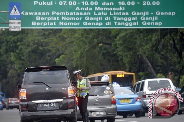 Kebijakan ganjill genap dimulai besok, melanggar didenda Rp500 ribu