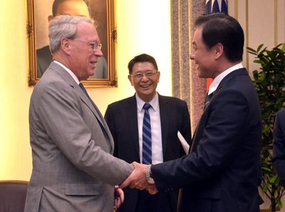 Raymond Burghardt untuk terakhir kali berkunjung ke Taiwan dengan status Ketua AIT