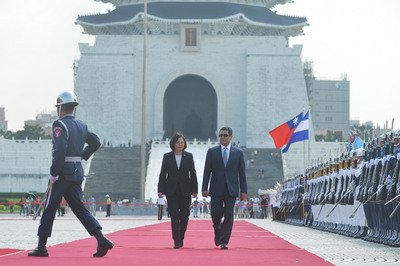 Presiden Tsai memimpin upacara militer menyambut kunjungan kenegaraan Presiden Honduras