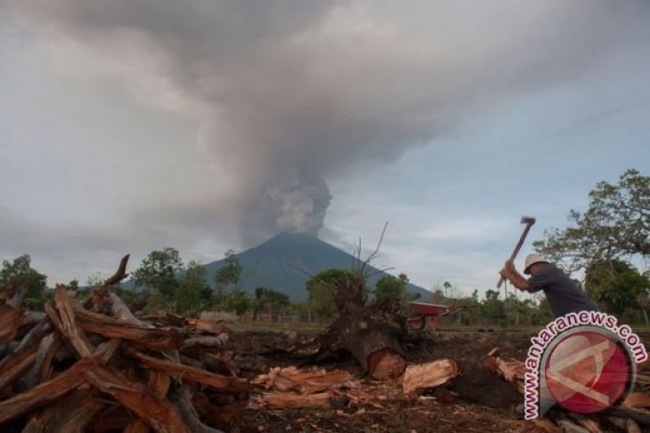 Gunung Agung semburkan asap bertekanan sedang