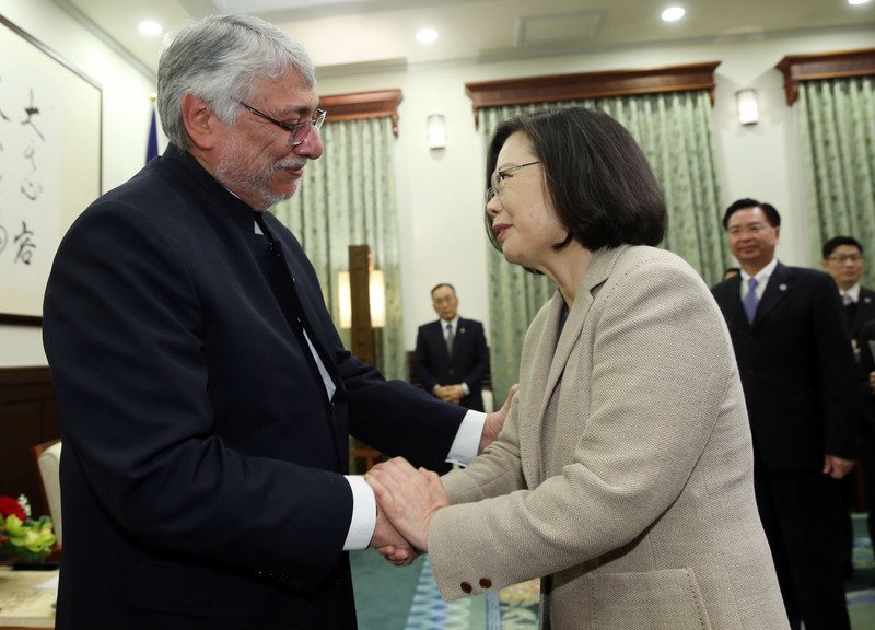 Presiden Tsai Ing-wen menyambut kunjungan Ketua Senat Paraguay Fernando Lugo di Kantor Kepresidenan