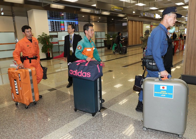 Tim Bantuan Jepang Tiba di Taiwan Bawa Alat Muktahir