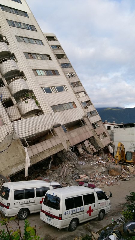 Tim pertolongan gempa mulai menggali reruntuhan bangunan yang runtuh untuk mencari korban tertimbun