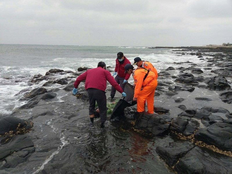 Awak kapal Indonesia tewas setelah jatuh ke laut