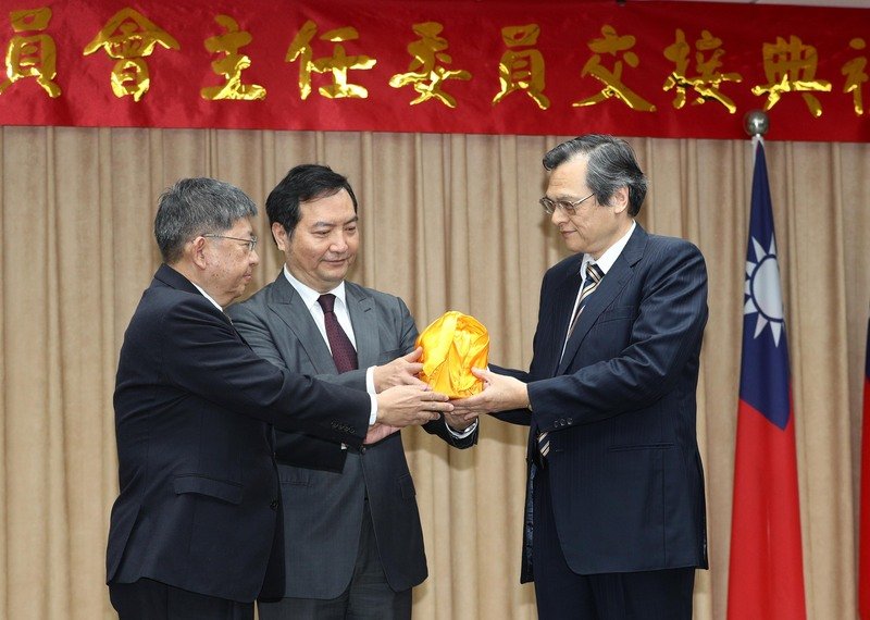 Chen Ming-tong terima jabatan Kepala MAC, berharap dapat menjaga perdamaian Selat Taiwan.