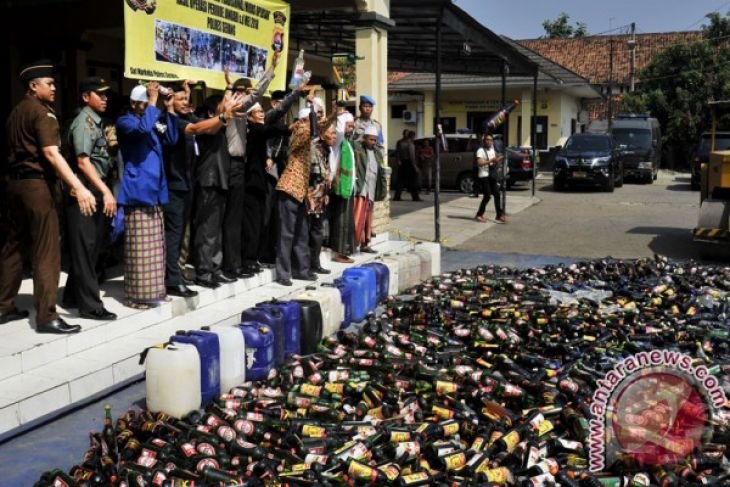 Polres Bogor Musnahkan Ribuan Botol Minuman Keras dan Petasan