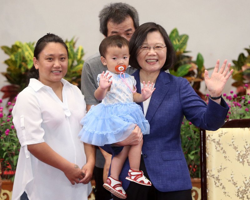 Presiden Tsai Ing-wen Tandatangani “Peraturan Nasabah Pendidikan dan Pengembangan Anak-Anak dan Generasi Muda”