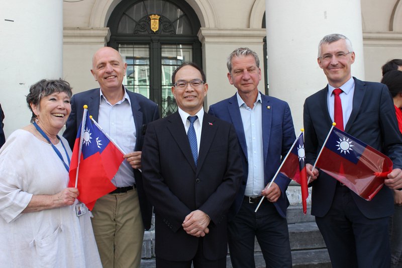 Aksi Demo dari Brussel Tolak Perundungan yang Dilakukan Daratan Tiongkok