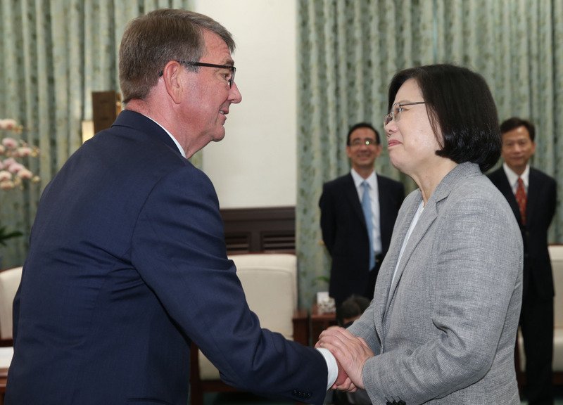 Bertemu dengan Ash Carter      Presiden: Akan Terus Mempertahankan Komunikasi dengan Daratan Tiongkok