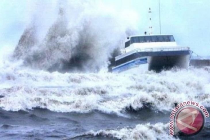 Gelombang tinggi masih mengancam perairan Indonesia