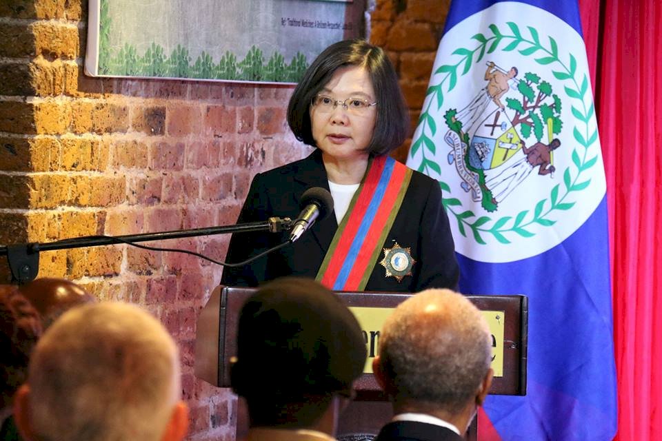 Gubernur Jenderal Belize Semat Lencana Kehormatan bagi Presiden Tsai Ing-wen