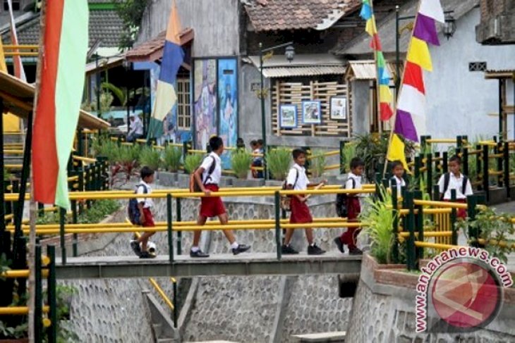 Ambon Kembangkan Komunitas Sekolah Sungai