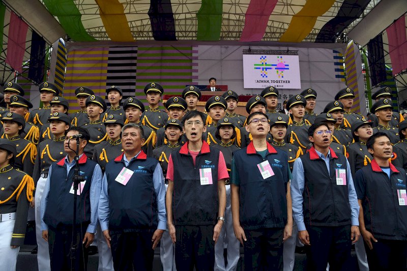 (HUT ROC 107) 6 Penjaga Mercusuar Memimpin Pembawaan Lagu Kebangsaan