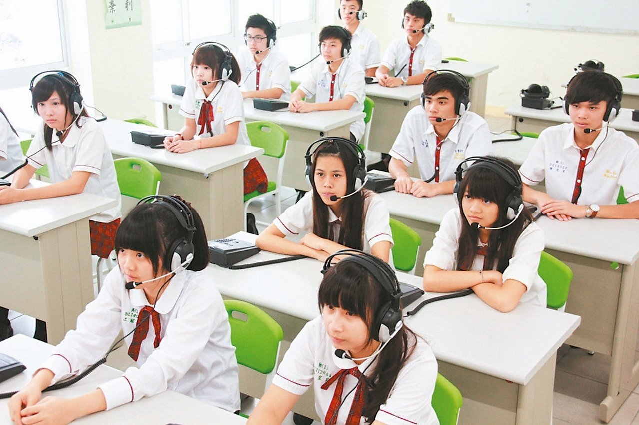 110 Ribu Pelajar SMA di Taiwan Ikuti Ujian Kemampuan Mendengar Bahasa Inggris
