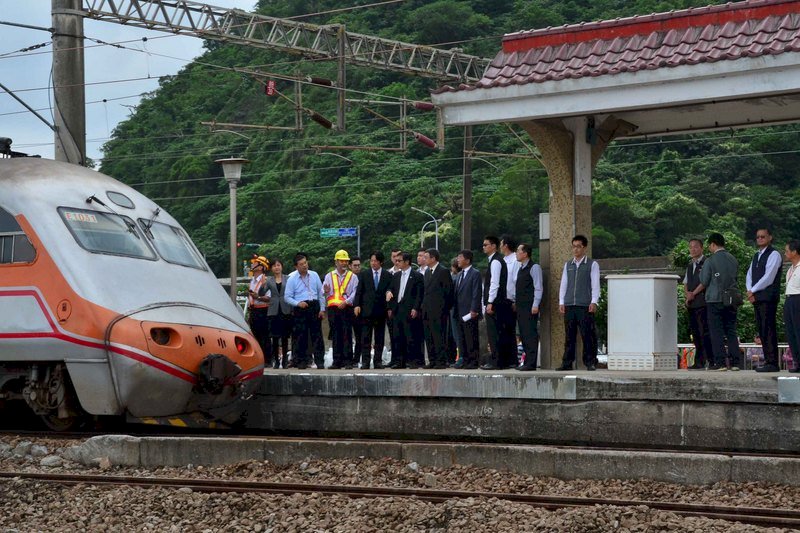 PM Lai: Memberikan Jalan Selamat Sampai Di Rumah Bagi Warga Hualien Taitung