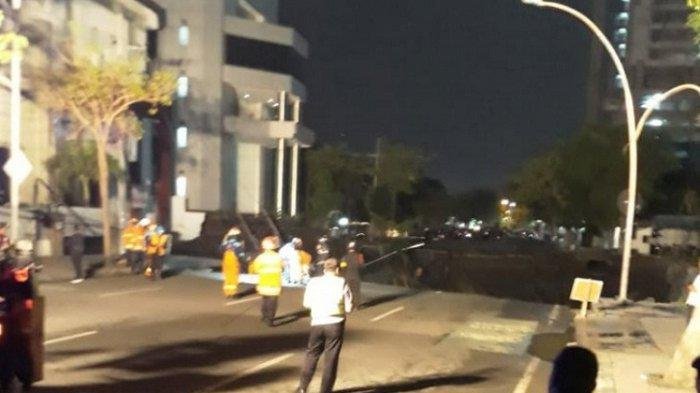 Jalan Gubeng Surabaya Ambles Sedalam 8 Meter