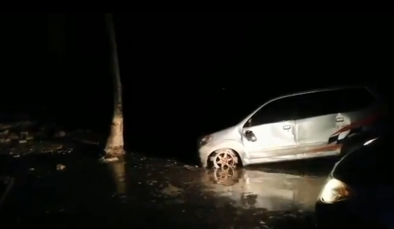 Tsunami di Indonesia  20 Orang Tewas 165 Luka-luka